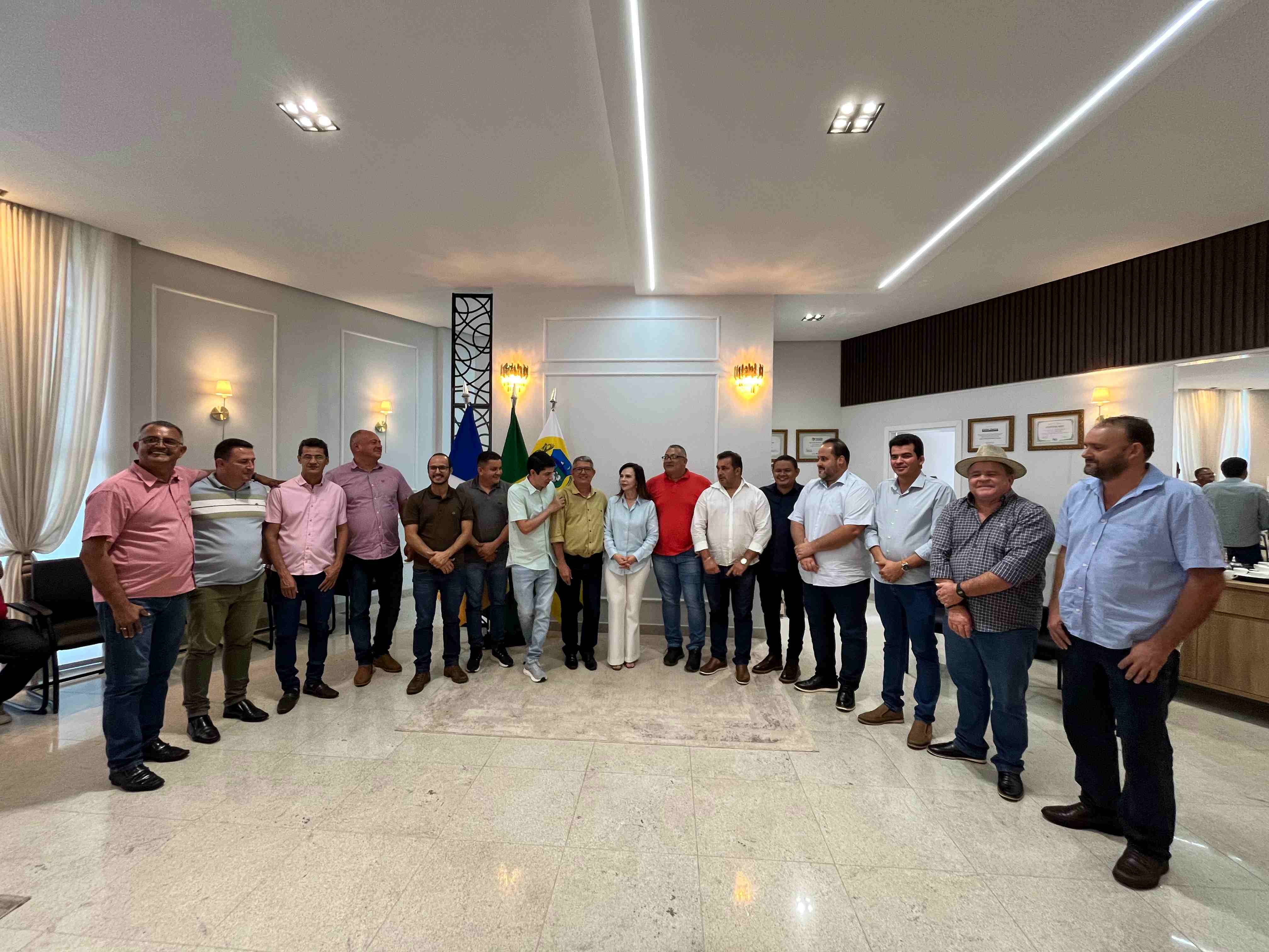Prefeito Thiago Lagoense Participa de Reunião com Senadora Professora Dorinha e Gestores do Vale do Araguaia em Paraíso