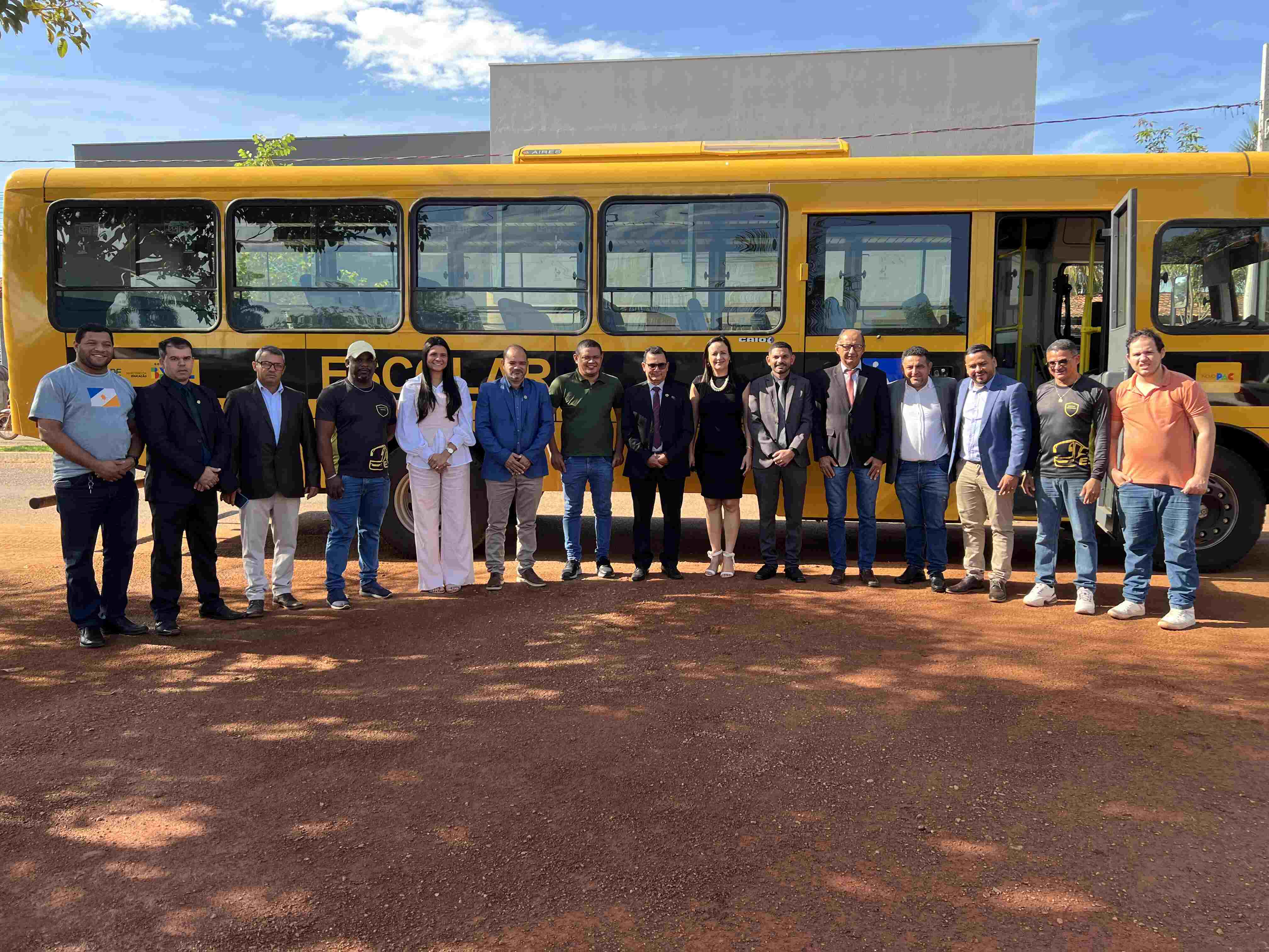 Educação: Lagoa da Confusão recebe novo ônibus escolar com ar-condicionado e acessibilidade