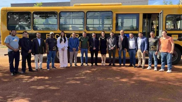 Educação: Lagoa da Confusão recebe novo ônibus escolar com ar-condicionado e acessibilidade